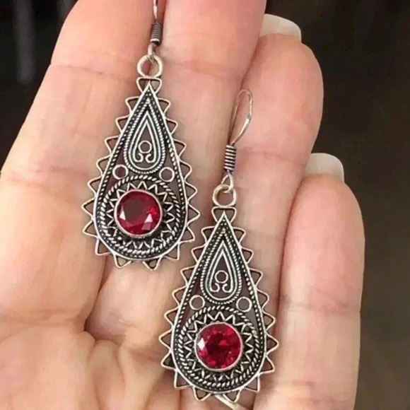 Pretty Garnet Teardrop 925 Sterling Silver Earrings NWT - Picture 1 of 3